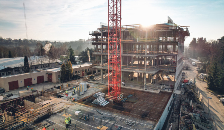 Stavba urgentního příjmu rychnovské nemocnice může nabrat skluz. Téměř hotová je hrubá stavba.