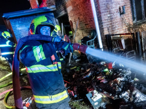 Plameny zničily v Tutlekách rodinný dům, hasiči zůstali na místě do rána