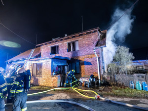 Plemeny zničily v Tutlekách rodinný dům, hasiči zůstali na místě do rána