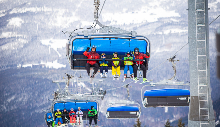 V Krkonoších a Orlických horách lyžovaly desítky tisíc lidí
