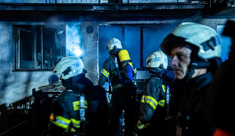 Rodinný dům po nočním požáru ve Dvoře Králové nad Labem by měl prohlédnout statik