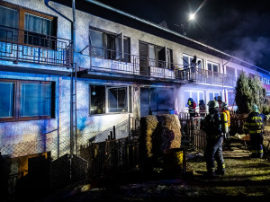 Rodinný dům po nočním požáru ve Dvoře Králové nad Labem by měl prohlédnout statik