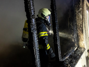 Rodinný dům po nočním požáru ve Dvoře Králové nad Labem by měl prohlédnout statik