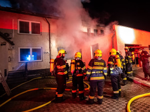 Rodinný dům po nočním požáru ve Dvoře Králové nad Labem by měl prohlédnout statik