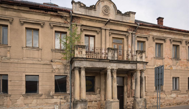 Hořice budou pokračovat v opravách Hirschovy vily. V současné době je v dezolátním stavu