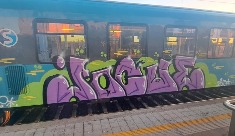 Sprejer si z vlaku v Jaroměři udělal své plátno, policie hledá svědky
