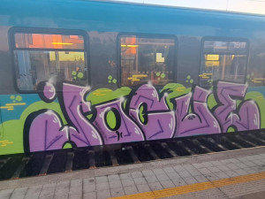 Sprejer si z vlaku v Jaroměři udělal své plátno, policie hledá svědky