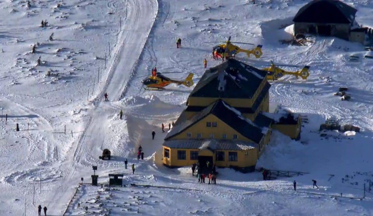 Ze severního svahu Sněžky se zřítili tři lidé. Dva zahynuli