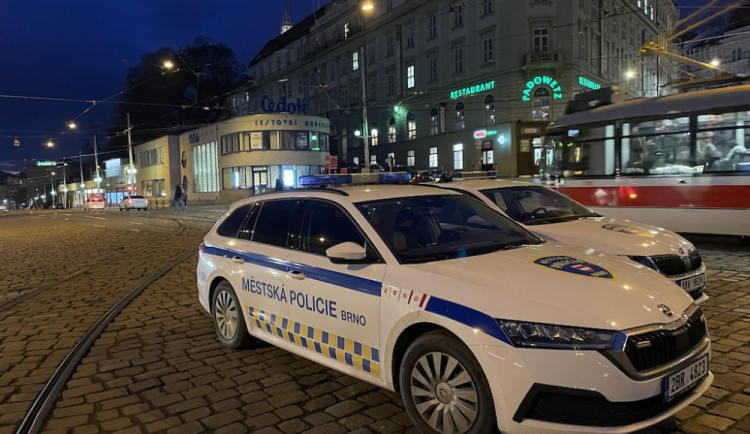 Namol opilá matka nastoupila s dítětem do cizího auta. Její syn měl na sobě v mrazu jen triko