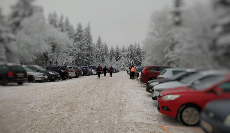 Turisté na Šerlichu v Orlických horách kvůli závodům nezaparkují