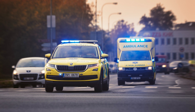 Část aut hasičů a zdravotníků má v Hradci Králové automatickou zelenou na semaforech