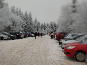 Turisté na Šerlichu v Orlických horách kvůli závodům nezaparkují