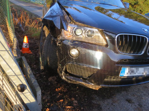 Řidička BMW nabourala do plotu. Nadýchala přes 4,5 promile