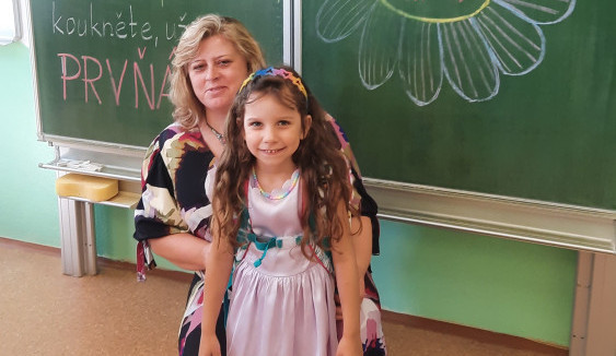 Bývalá policistka Petra umírá na rakovinu. Před smrtí chce zabezpečit osvojenou dceru