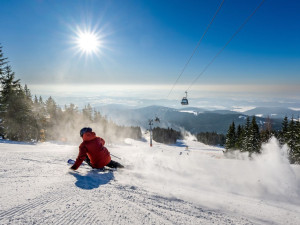 Některé půjčovny lyží v hradeckém kraji před prázdninami posilují kapacitu