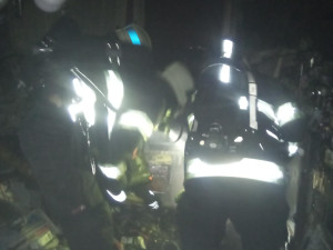 OBRAZEM: V Hradci Králové hořelo v jednom z paneláků. Hasiči evakuovali několik osob