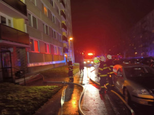 OBRAZEM: V Hradci Králové hořelo v jednom z paneláků. Hasiči evakuovali několik osob