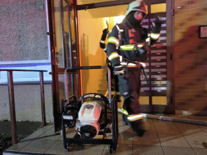 OBRAZEM: V Hradci Králové hořelo v jednom z paneláků. Hasiči evakuovali několik osob