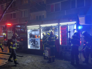 OBRAZEM: V Hradci Králové hořelo v jednom z paneláků. Hasiči evakuovali několik osob