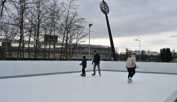 Kluziště se přesunulo z centra Hradce k fotbalovému stadionu
