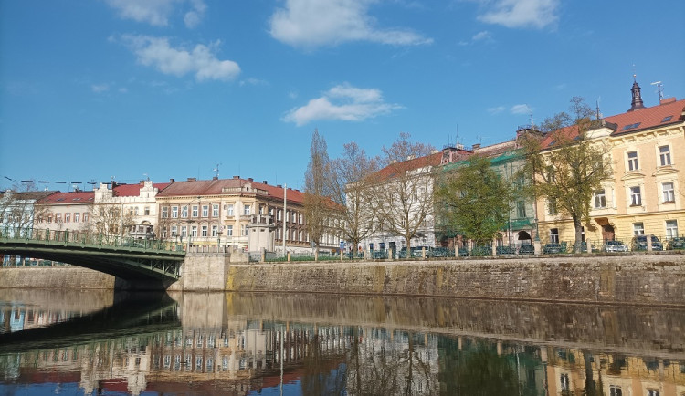 Hradecká radnice pošle peníze z dotací zpěvákům i malířům