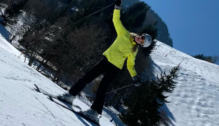 Lidé si půjčují lyže a snowboardy na kratší dobu