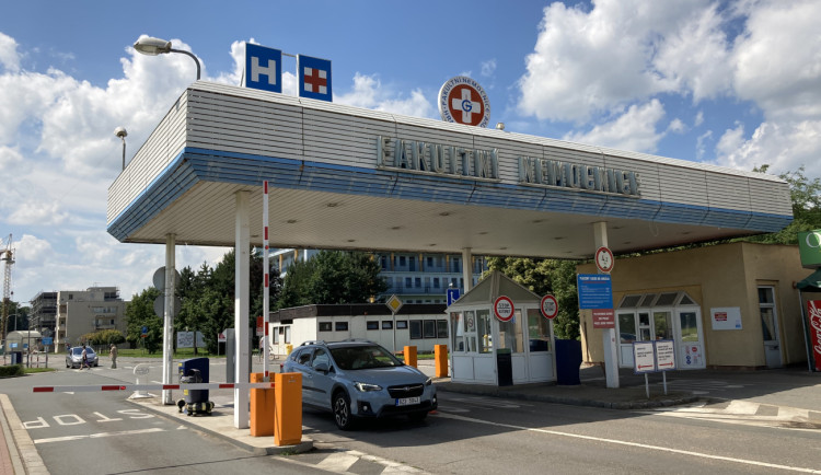 Fakultní nemocnice Hradec Králové kvůli respiračním infekcím omezila návštěvy pacientů