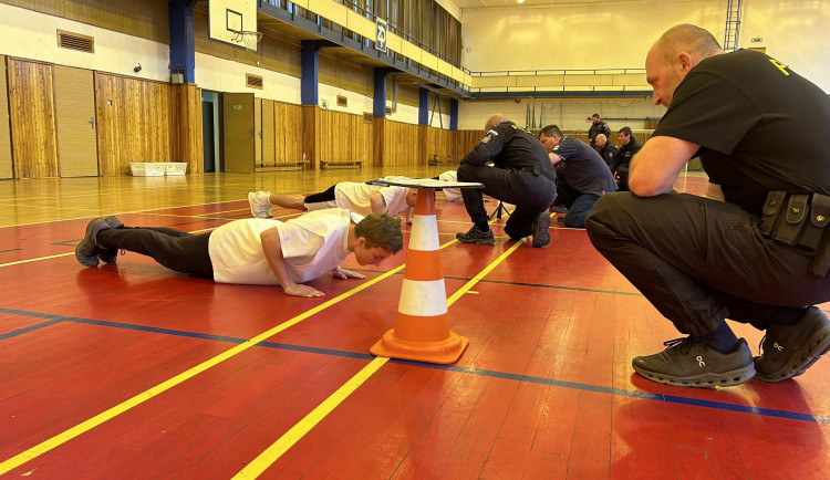 Veřejnost v Hradci Králové si mohla zkusit fyzické testy k policii. Polovina neprojde, tvrdí instruktor
