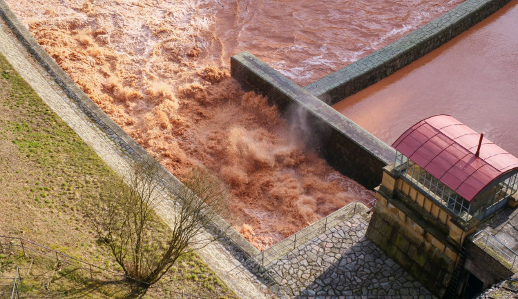 Pro hradecký kraj stále platí vysoký stupeň nebezpečí. Meteorologové varují před povodněmi
