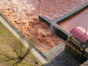 Pro hradecký kraj stále platí vysoký stupeň nebezpečí. Meteorologové varují před povodněmi