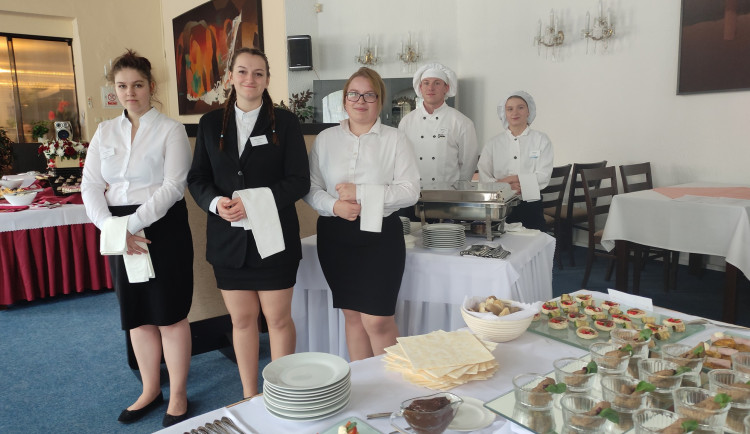 Demolice ve Volanovské ulici v Trutnově vrátila modernizaci školy na začátek