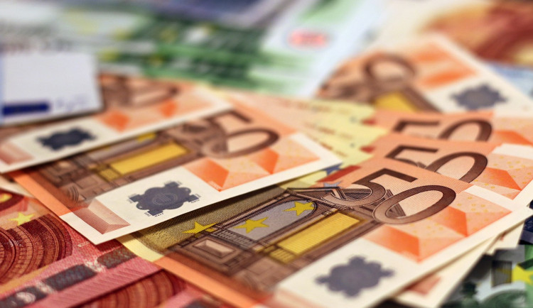 ANKETA: Vláda projedná materiál o zavedení eura. Česká národní banka ho zatím nedoporučuje