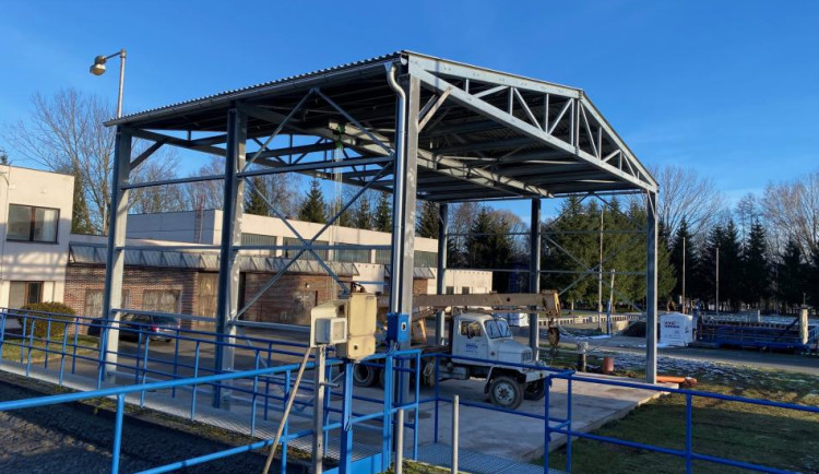 Od října roku 2022 Dvůr Králové nad Labem rekonstruuje a modernizuje čističku odpadních vod, kterou provozuje společnost Městské vodovody a kanalizace (MěVaK). V těchto dnech se dokončují poslední úpravy. Podle radnice by mohlo být vše hotové během května