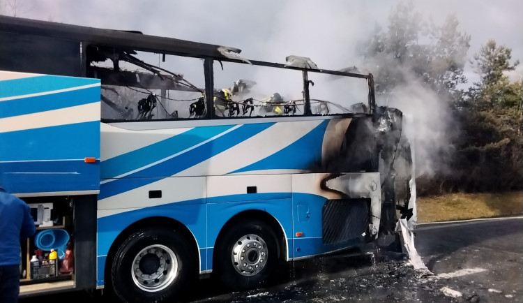 Hokejovým deváťákům z Hradce Králové shořel na dálnici u Olomouce autobus. Z vozu včas unikli
