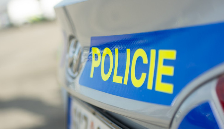 Policie vypátrala muže, který okrádal a podváděl seniory. Skrýval se v Británii