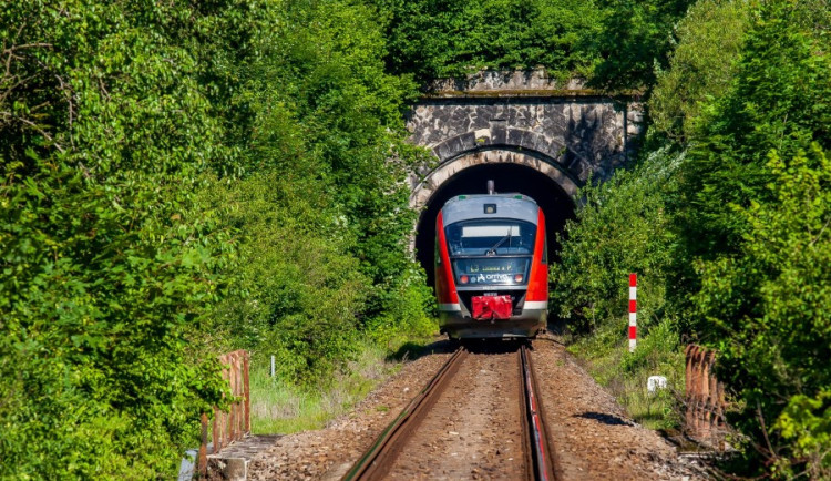 Kvůli školním výletům pojedou nově posilové vlaky do Českého ráje