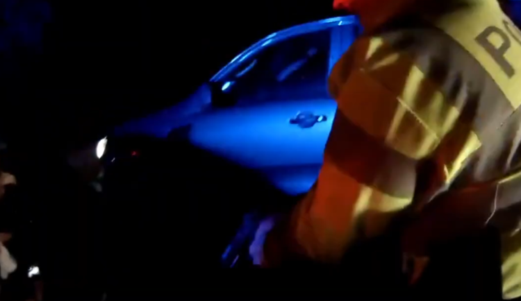 Řidič se pokusil ujet policejní hlídce. Vzdal se až ve chvíli, kdy na něj několik policistů mířilo zbraní