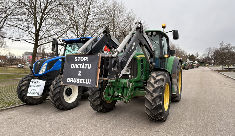 V hradeckém kraji se do protestu zapojili zemědělci s 250 až 300 kusy techniky