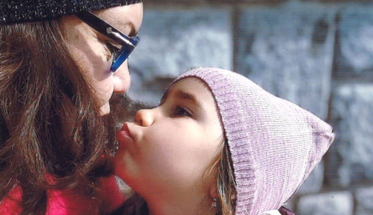 Předčasný příchod na svět, nízká porodní váha, krvácení do mozku. Přesto díky lásce a péči rodičů dělá Maruška obrovské pokroky