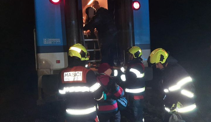 Řidička nepřežila na Hradecku srážku s vlakem, pro dítě přiletěl vrtulník