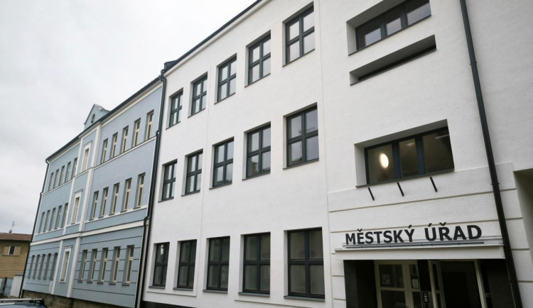 Dvůr Králové přeměňuje budovu bývalé základky na bezbariérovou administrativní budovu