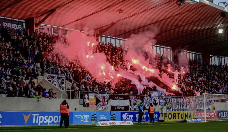 Při fotbalovém derby v Hradci Králové bylo zadrženo osm lidí