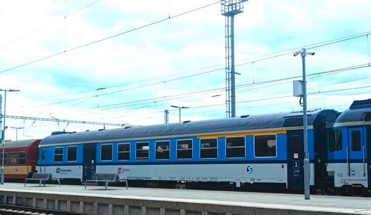 Cestující na hradeckém nádraží zaskočila vlaková výluka