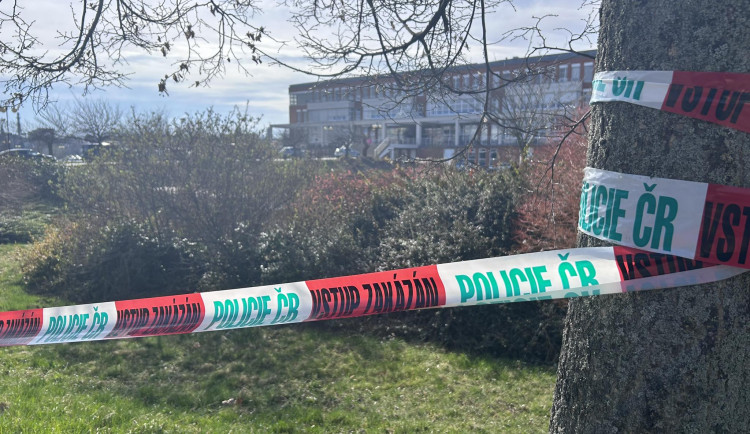OBRAZEM: Policie evakuovala kampus Univerzity Hradec Králové. Anonym vyhrožoval střelbou