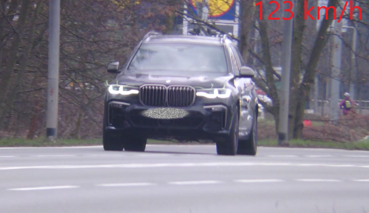 Řidič BMW dvojnásobně překročil rychlost. Hradcem Králové se hnal rychlostí 123 kilometrů v hodině.