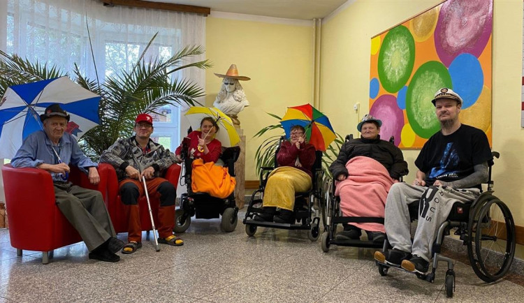Parta vozíčkářů z Hořic chce vyrazit k moři. Na jejich sen se skládá veřejnost