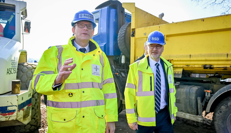 Na konci roku by mělo být na dálnici D35 rozestavěno 64 kilometrů. Nyní se staví 32 kilometrů