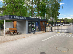 Kvalitu vody ve Stříbrném rybníku mají zlepšit candáti. Ve vodě jich je nově 500