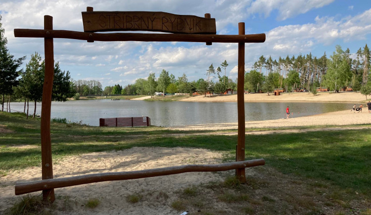 Kvalitu vody ve Stříbrném rybníku mají zlepšit candáti. Ve vodě jich je nově 500