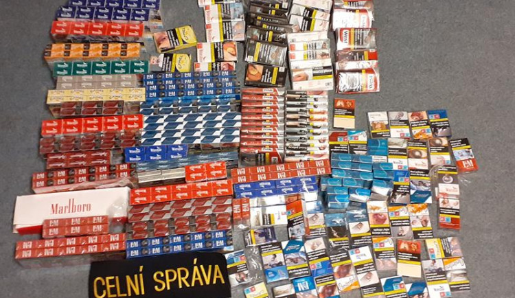 Obchodník v Trutnově prodával neoznačené cigarety, na černý obchod mu přišli celníci